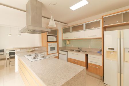 Casa de condomínio à venda com 410m², 4 quartos e 5 vagas Casa de condomínio à venda com 410m², 4 quartos e 5 vagasCozinha