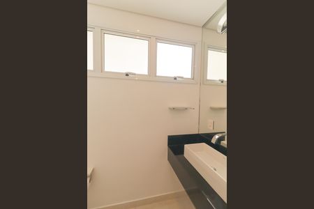 Casa de condomínio à venda com 410m², 4 quartos e 5 vagas Casa de condomínio à venda com 410m², 4 quartos e 5 vagasBanheiro Social