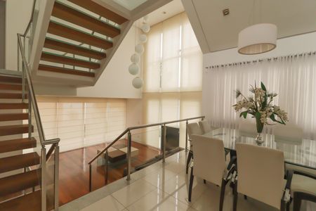 Casa de condomínio à venda com 410m², 4 quartos e 5 vagas Casa de condomínio à venda com 410m², 4 quartos e 5 vagasSala