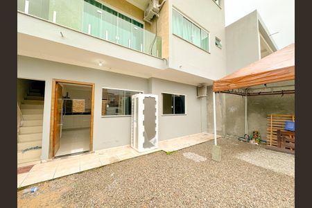 Casa para alugar com 60m², 2 quartos e 2 vagasEntrada
