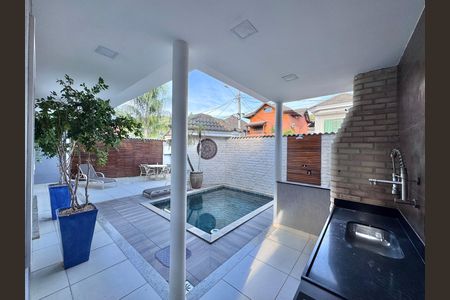 Casa de condomínio à venda com 200m², 3 quartos e 1 vagaÁrea comum