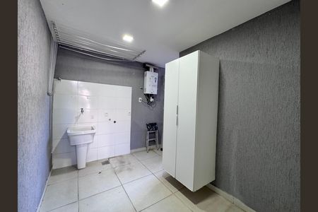 Casa de condomínio à venda com 200m², 3 quartos e 1 vagaÁrea de Serviço