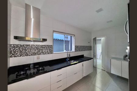 Casa de condomínio à venda com 200m², 3 quartos e 1 vagaCozinha e Área de Serviço