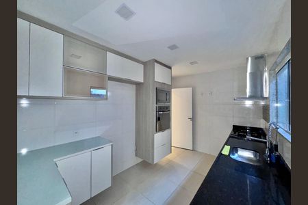 Casa de condomínio à venda com 200m², 3 quartos e 1 vagaCozinha e Área de Serviço