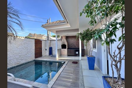 Casa de condomínio à venda com 200m², 3 quartos e 1 vagaÁrea comum
