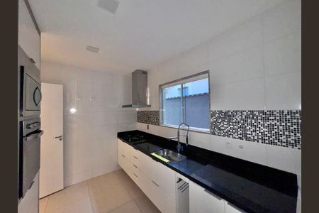 Casa de condomínio à venda com 200m², 3 quartos e 1 vagaCozinha e Área de Serviço