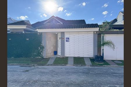 Casa de condomínio à venda com 200m², 3 quartos e 1 vagaFachada