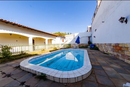 Casa para alugar com 352m², 6 quartos e 4 vagas Casa para alugar com 352m², 6 quartos e 4 vagasPiscina