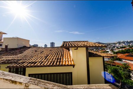 Casa para alugar com 352m², 6 quartos e 4 vagas Casa para alugar com 352m², 6 quartos e 4 vagasVista