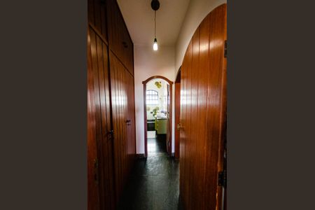 Casa para alugar com 352m², 6 quartos e 4 vagas Casa para alugar com 352m², 6 quartos e 4 vagasCorredor