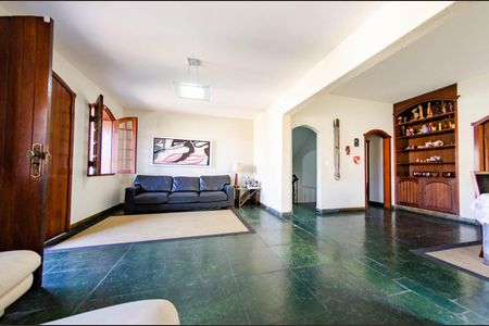 Casa para alugar com 352m², 6 quartos e 4 vagas Casa para alugar com 352m², 6 quartos e 4 vagasSala