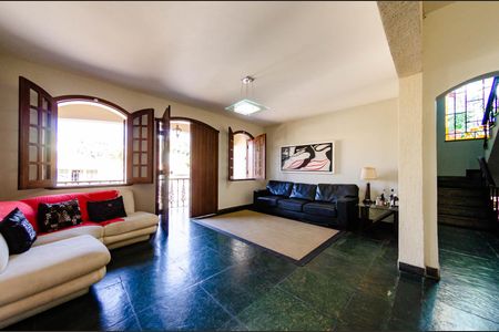 Casa para alugar com 352m², 6 quartos e 4 vagas Casa para alugar com 352m², 6 quartos e 4 vagasSala