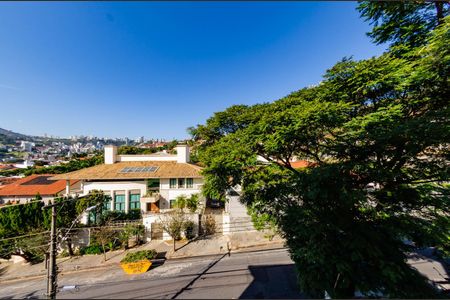 Casa para alugar com 352m², 6 quartos e 4 vagas Casa para alugar com 352m², 6 quartos e 4 vagasVista