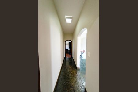 Casa para alugar com 352m², 6 quartos e 4 vagas Casa para alugar com 352m², 6 quartos e 4 vagasCorredor