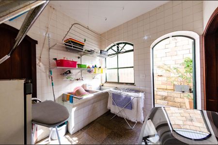 Casa para alugar com 352m², 6 quartos e 4 vagas Casa para alugar com 352m², 6 quartos e 4 vagasÁrea de serviço