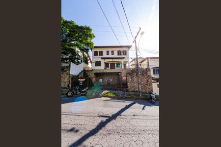 Casa para alugar com 352m², 6 quartos e 4 vagas Casa para alugar com 352m², 6 quartos e 4 vagasFachada