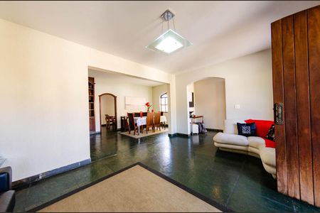 Casa para alugar com 352m², 6 quartos e 4 vagas Casa para alugar com 352m², 6 quartos e 4 vagasSala