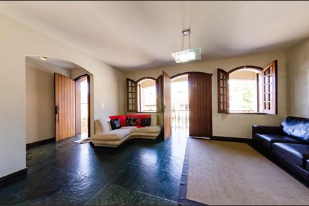 Casa para alugar com 352m², 6 quartos e 4 vagas Casa para alugar com 352m², 6 quartos e 4 vagasSala