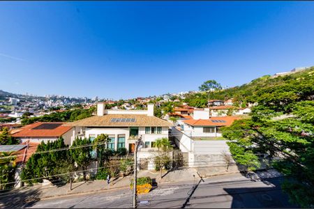 Casa para alugar com 352m², 6 quartos e 4 vagas Casa para alugar com 352m², 6 quartos e 4 vagasVista