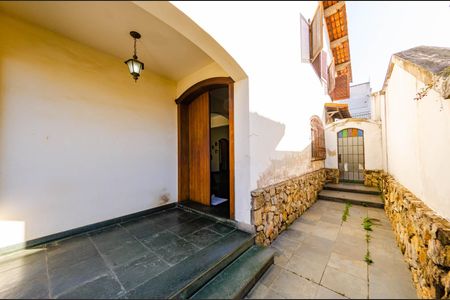 Casa para alugar com 352m², 6 quartos e 4 vagas Casa para alugar com 352m², 6 quartos e 4 vagasVaranda