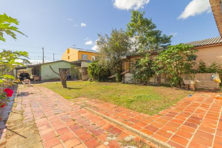 Casa à venda com 550m², 4 quartos e 3 vagas Casa à venda com 550m², 4 quartos e 3 vagasQuintal