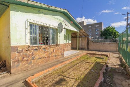 Casa à venda com 550m², 4 quartos e 3 vagas Casa à venda com 550m², 4 quartos e 3 vagasFachada