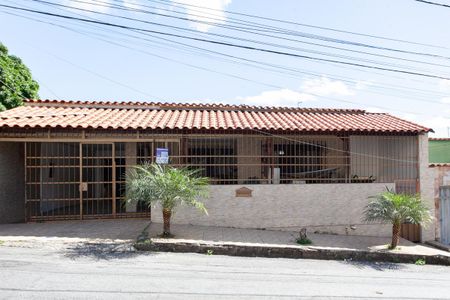 Casa à venda com 280m², 4 quartos e 3 vagasFachada