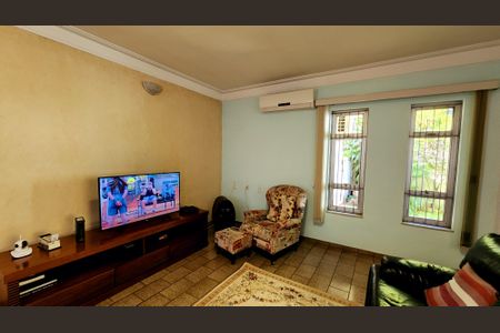 Casa à venda com 232m², 3 quartos e 6 vagasSala