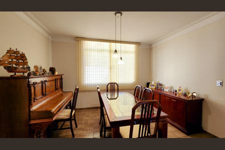 Casa à venda com 232m², 3 quartos e 6 vagasSala