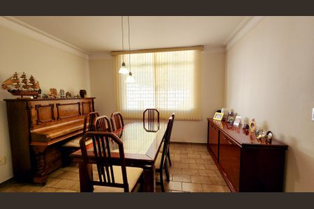 Casa à venda com 232m², 3 quartos e 6 vagasSala