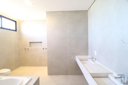 Casa de condomínio para alugar com 370m², 6 quartos e 4 vagasBanheiro Suíte 1