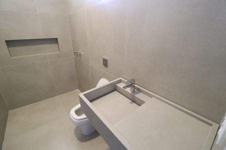 Casa de condomínio para alugar com 370m², 6 quartos e 4 vagasBanheiro Social