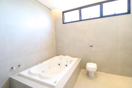 Casa de condomínio para alugar com 370m², 6 quartos e 4 vagasBanheiro Suíte 1