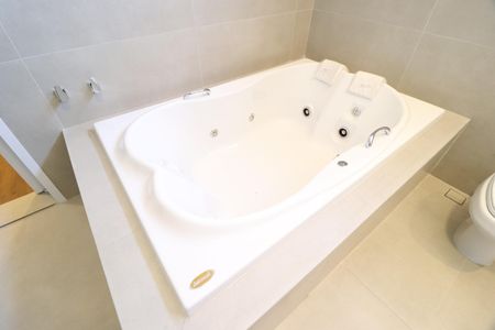 Casa de condomínio para alugar com 370m², 6 quartos e 4 vagasBanheiro Suíte 1