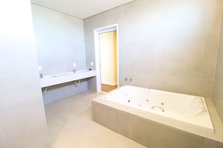 Casa de condomínio para alugar com 370m², 6 quartos e 4 vagasBanheiro Suíte 1