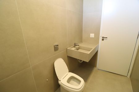 Casa de condomínio para alugar com 370m², 6 quartos e 4 vagasBanheiro Social