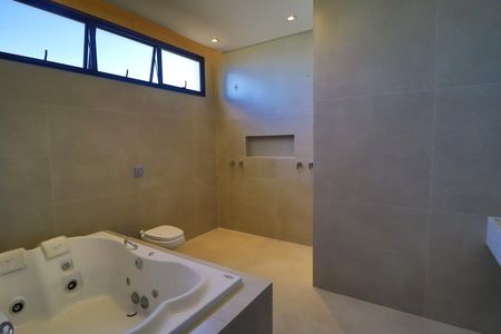 Casa de condomínio para alugar com 370m², 6 quartos e 4 vagasBanheiro Suíte 1