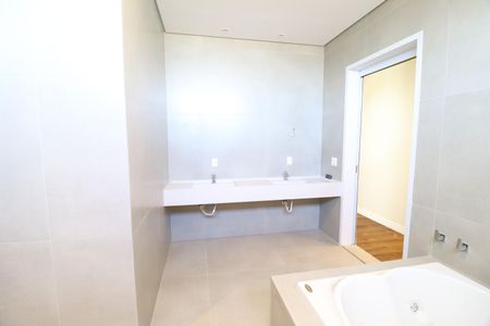 Casa de condomínio para alugar com 370m², 6 quartos e 4 vagasBanheiro Suíte 1