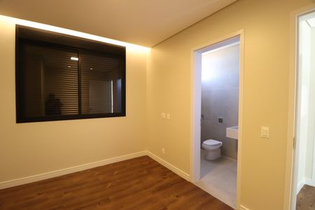 Casa de condomínio para alugar com 370m², 6 quartos e 4 vagasSuíte 4