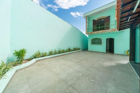Casa para alugar com 240m², 4 quartos e 5 vagasQuintal Fundos