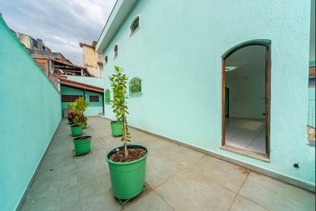Casa para alugar com 240m², 4 quartos e 5 vagasQuintal lateral