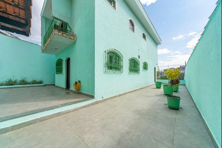 Casa para alugar com 240m², 4 quartos e 5 vagasQuintal lateral