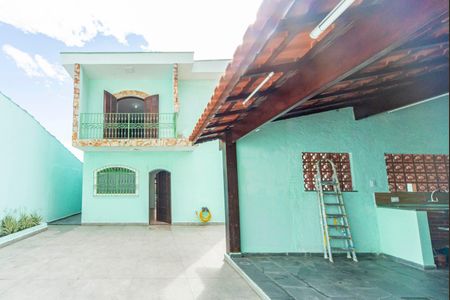 Casa para alugar com 240m², 4 quartos e 5 vagasQuintal Fundos