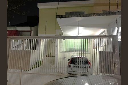 Casa à venda com 200m², 3 quartos e 2 vagas Casa à venda com 200m², 3 quartos e 2 vagasFachada