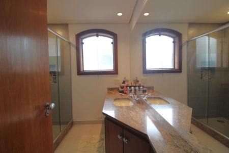 Casa à venda com 460m², 4 quartos e 4 vagasBanheiro da Suíte 2