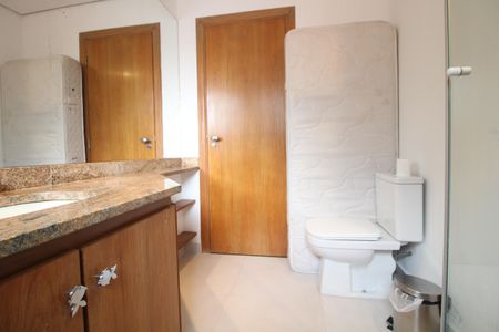 Casa à venda com 460m², 4 quartos e 4 vagasBanheiro da Suíte 2