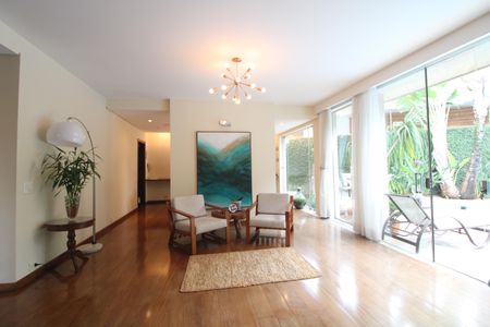 Casa à venda com 460m², 4 quartos e 4 vagasSala