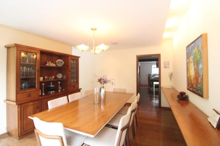 Casa à venda com 460m², 4 quartos e 4 vagasSala