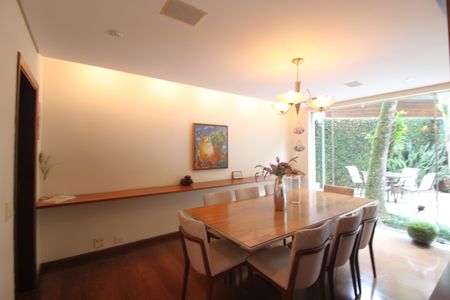 Casa à venda com 460m², 4 quartos e 4 vagasSala