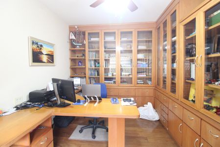 Casa à venda com 460m², 4 quartos e 4 vagasEscritório